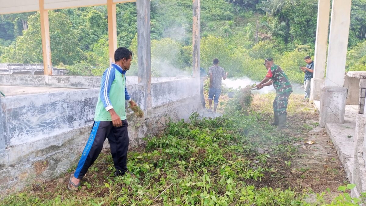 Babinsa Posramil Darul Hikmah Laksanakan Karya Bakti Bersama Warga di Blang Dalam Aceh Jaya, Perkuat Gotong Royong dan Kemanunggalan TNI-Rakyat