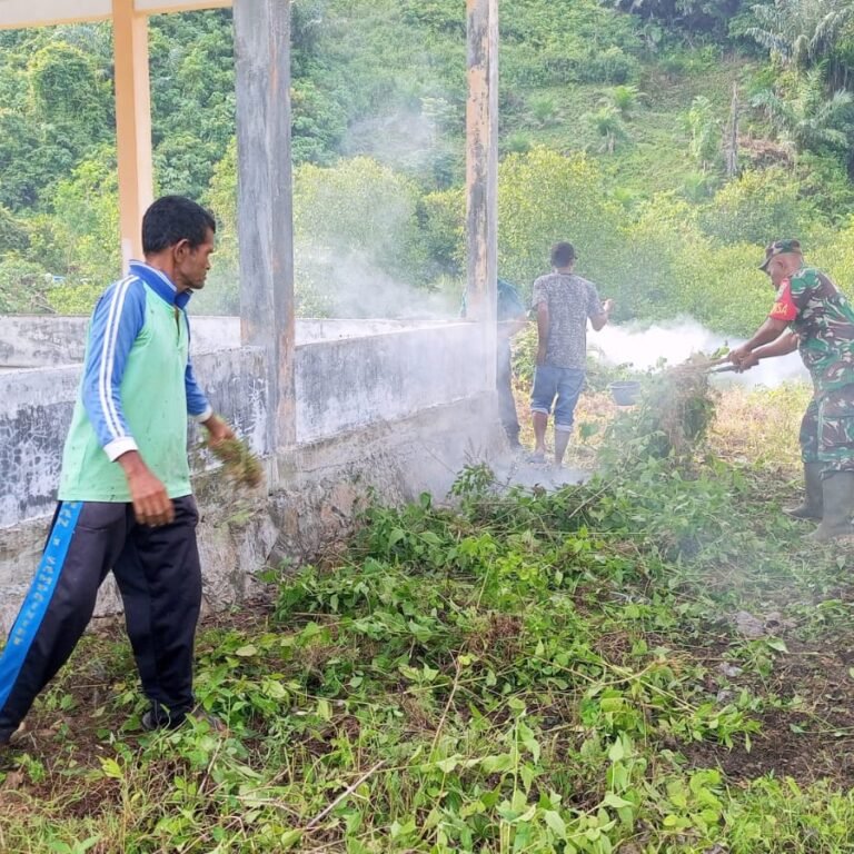 Babinsa Posramil Darul Hikmah Laksanakan Karya Bakti Bersama Warga di Blang Dalam Aceh Jaya, Perkuat Gotong Royong dan Kemanunggalan TNI-Rakyat