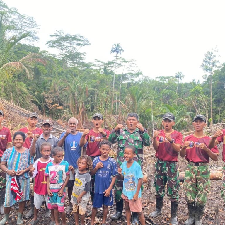 Semangat Gotong Royong, Yonif TP 859/RBK Bantu Penanaman Padi di Kampung Syurdori