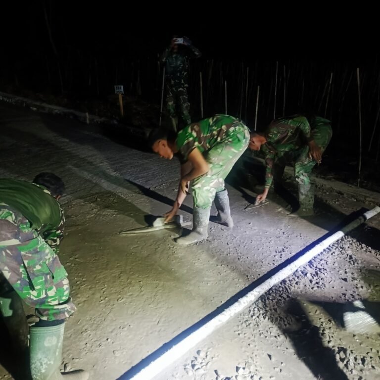 Semangat Gotong Royong, Satgas TMMD 128 Kodim 1003/HSS Cor Jalan di Bawah Cahaya Lampu Malam