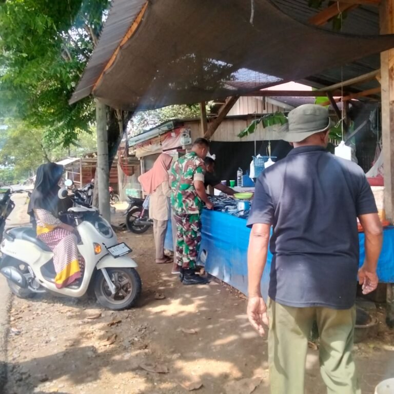 Babinsa Koramil 05/Panga Pantau Stabilitas Harga Ikan di Aceh Jaya, Dukung Ketahanan Pangan dan Ekonomi Masyarakat
