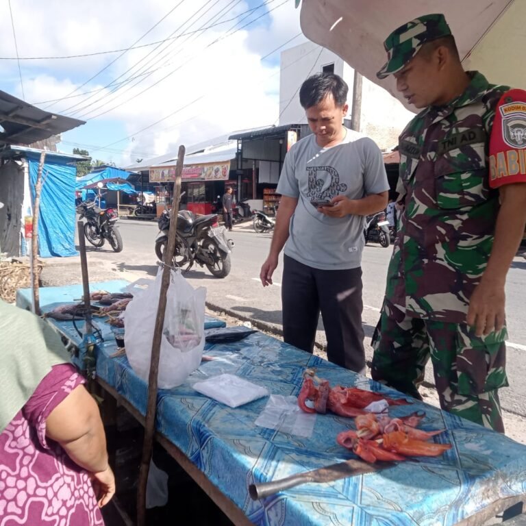 Babinsa Kodim 0115/Simeulue Edukasi Pedagang soal Keamanan Pangan dan Kebersihan Lingkungan