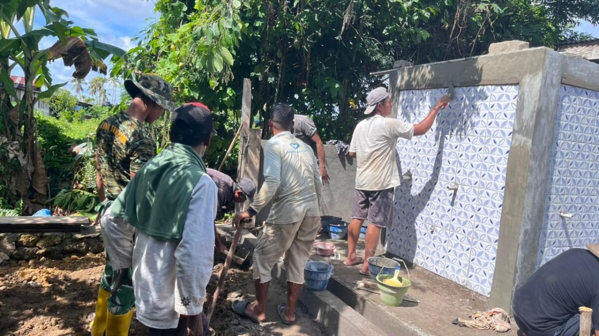 Satgas TMMD 128 Labuha Bersama Warga Bangun MCK Masjid Darussalam Demi Kebersihan Lingkungan