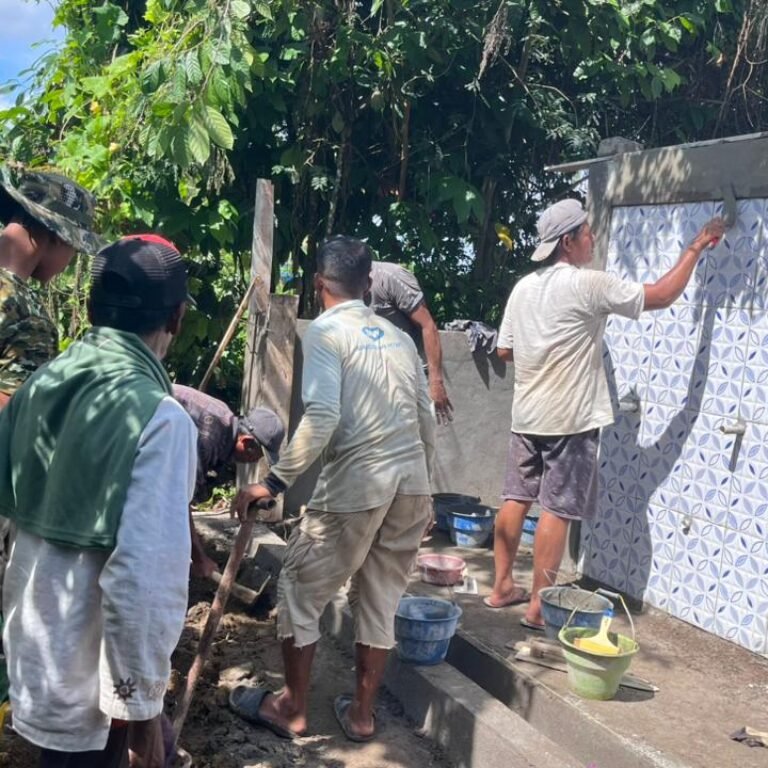Satgas TMMD 128 Labuha Bersama Warga Bangun MCK Masjid Darussalam Demi Kebersihan Lingkungan