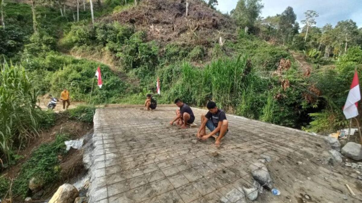 Jembatan Penghubung Antar Dusun di Nagan Raya Masuki Tahap Penguatan Besi