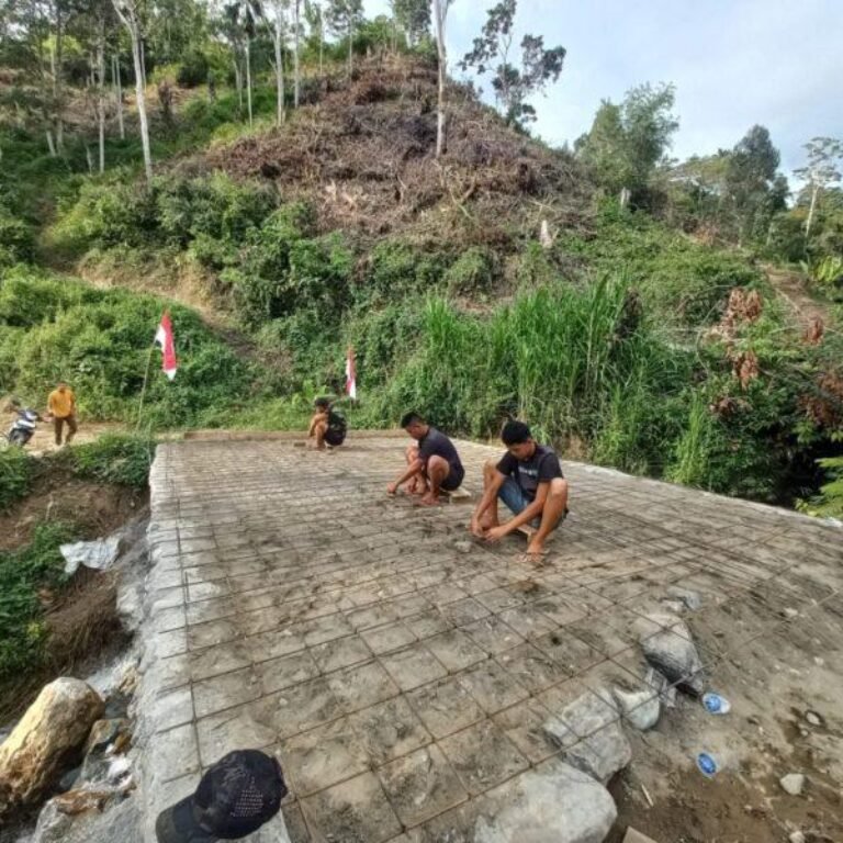 Jembatan Penghubung Antar Dusun di Nagan Raya Masuki Tahap Penguatan Besi