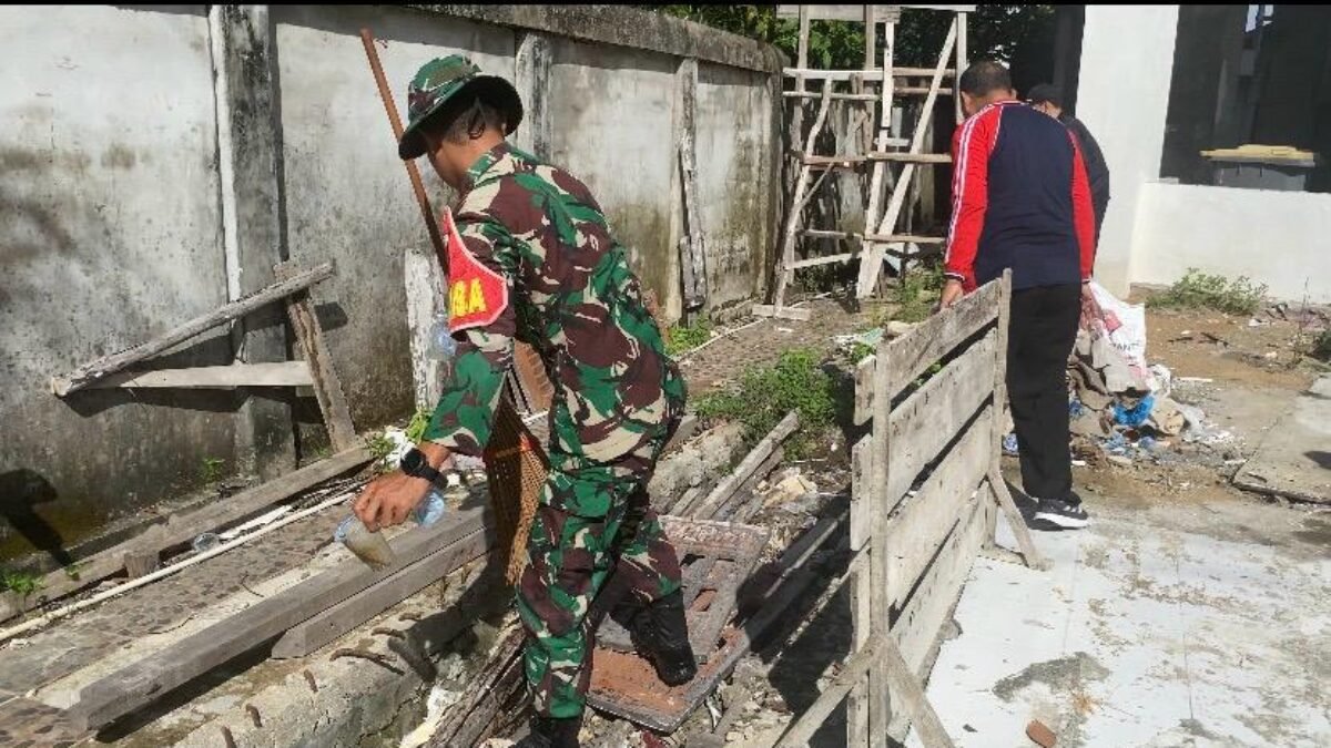 Danramil Delta Pawan Bersama Warga Gotong Royong Bersihkan Masjid Babul Jannah