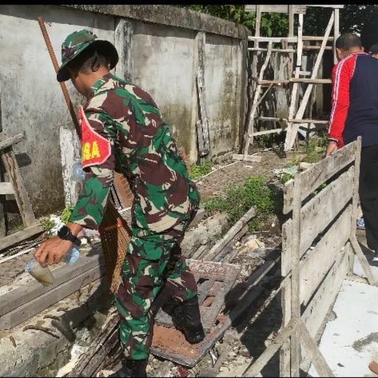 Danramil Delta Pawan Bersama Warga Gotong Royong Bersihkan Masjid Babul Jannah