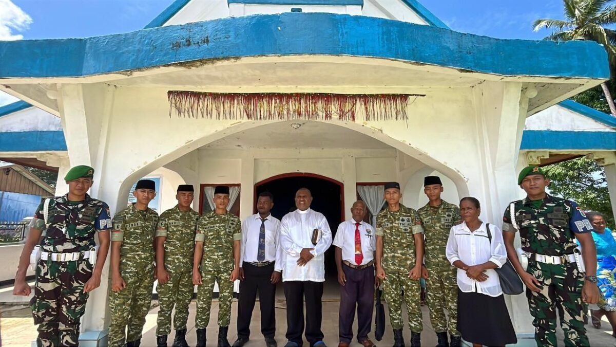 Prajurit Yonif TP 859/RBK Tebar Kepedulian di Gereja Aminweri, Pererat Harmoni di Tanah Papua