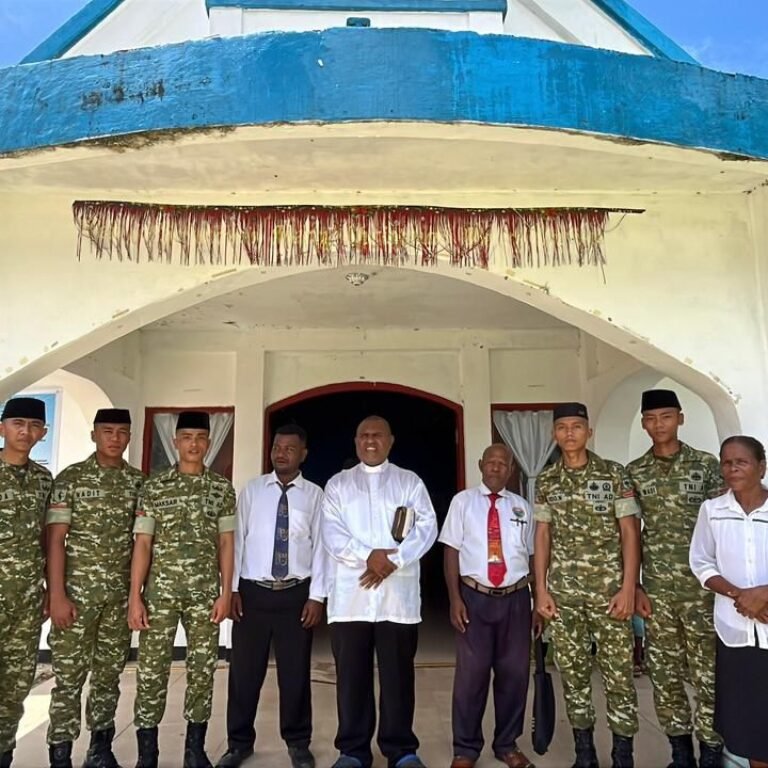 Prajurit Yonif TP 859/RBK Tebar Kepedulian di Gereja Aminweri, Pererat Harmoni di Tanah Papua
