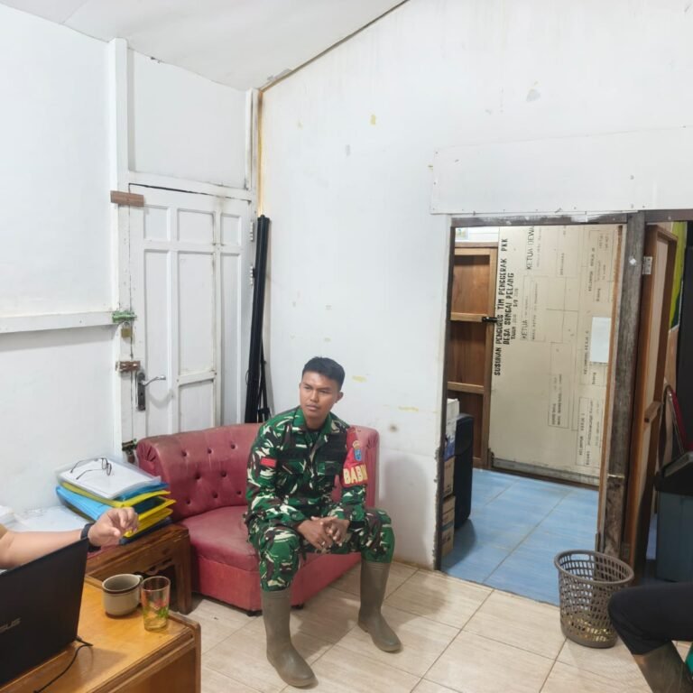 Pererat Sinergitas, Babinsa Koramil 1203-13/MHS Jalin Komsos Bersama Perangkat Desa Sungai Pelang