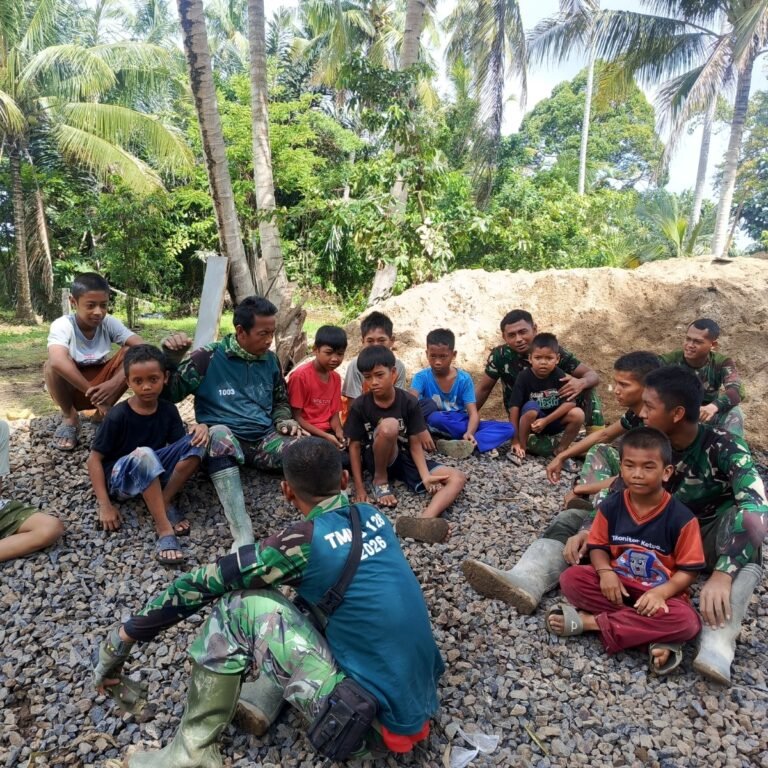 Canda Tawa Anak Anak Warnai Lokasi TMMD Ke 128 Kpdim 1003/HSS di Pantai Ulin