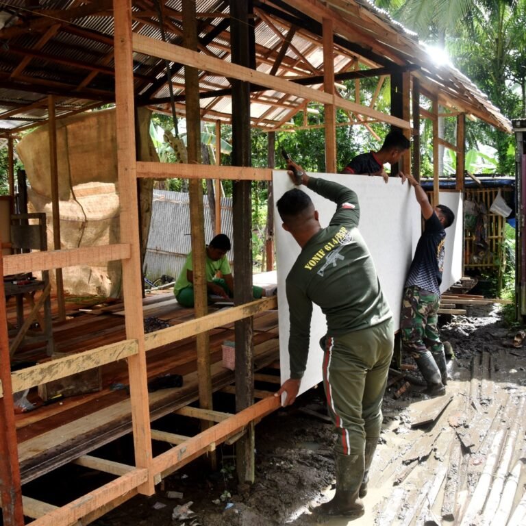 TNI Bersama Masyarakat Percepat Rehab RTLH Sasaran Tambahan TMMD Ke-128