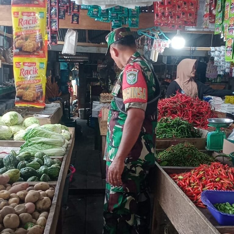 Stabilitas Pangan Jadi Prioritas, Sertu Munawar Sidak Pasar untuk Pantau Harga dan Pasokan Sembako