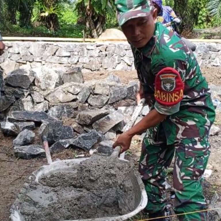 Babinsa Koramil 03/Setia Bakti Bantu Warga Bangun Pondasi Rumah di Aceh Jaya