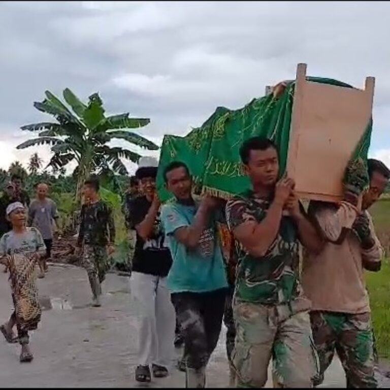 Kemanunggalan TNI dan Rakyat, Satgas TMMD Bantu Pemakaman Warga Desa Pantai Ulin