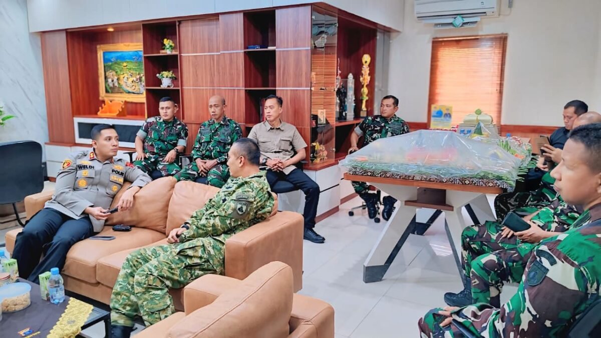 Suasana Kekeluargaan Warnai Kejutan Dandim untuk Kapolres Tapin