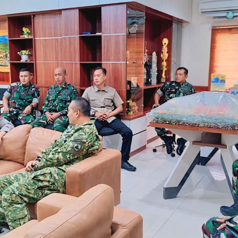 Suasana Kekeluargaan Warnai Kejutan Dandim untuk Kapolres Tapin