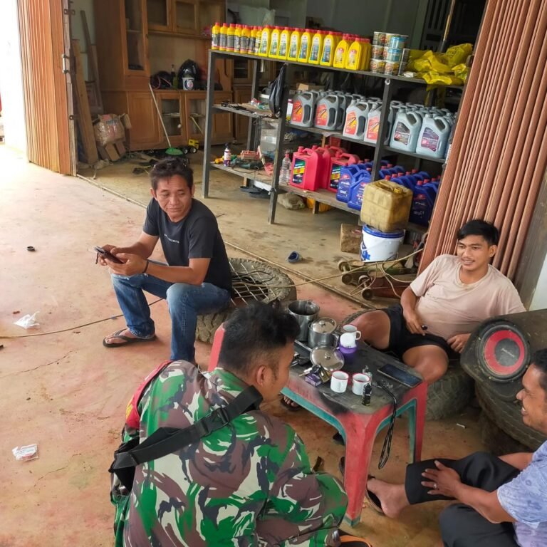 Babinsa Koramil 1203-10/Sandai Laksanakan Komsos dan Imbau Warga Waspada Banjir