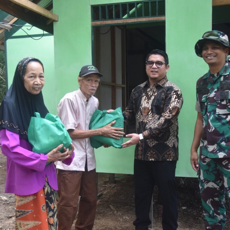 Dansatgas TMMD Kodim 1003/HSS Beri Semangat Personel dan Warga di Lokasi TMMD