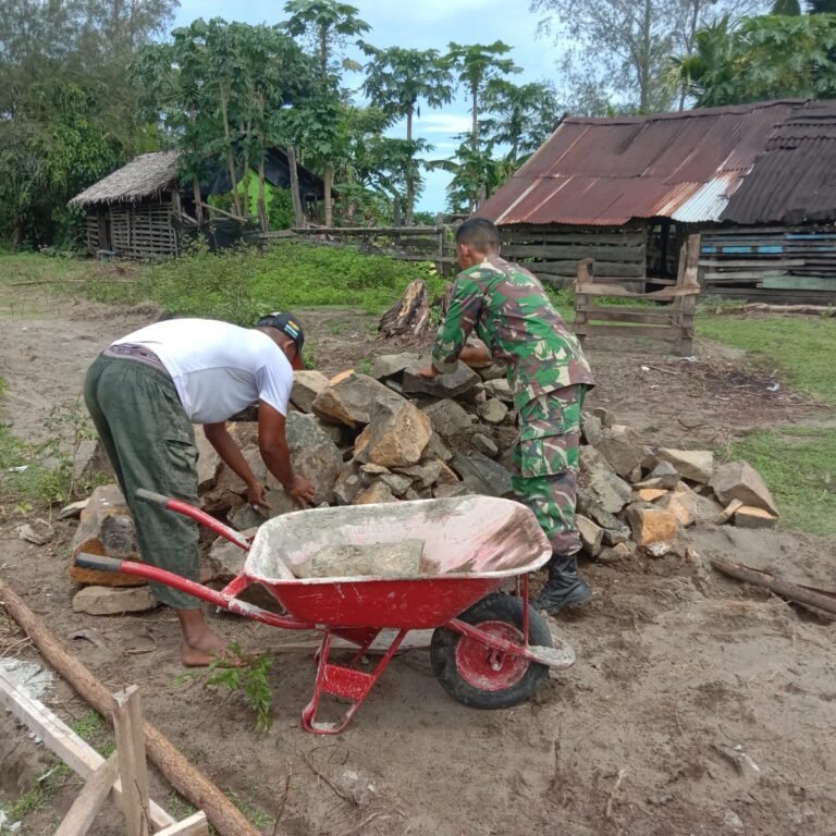 Gotong Royong Babinsa dan Warga Percepat Pembangunan Rumah di Samatiga
