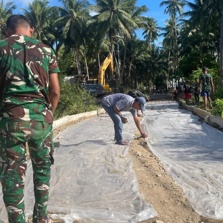 Proyek Jalan Beton Desa Hutamonu Mendekati Finishing, TNI dan Warga Kompak Bergotong Royong
