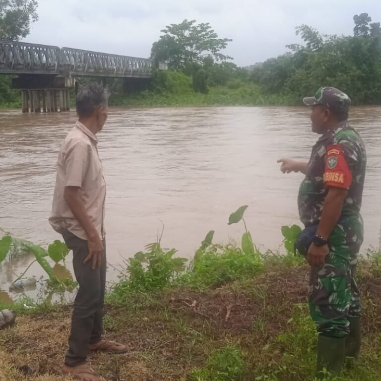 Babinsa Krueng Sabee Tinjau Kondisi Sungai di Ranto Panyang, Tingkatkan Kewaspadaan Antisipasi Banjir