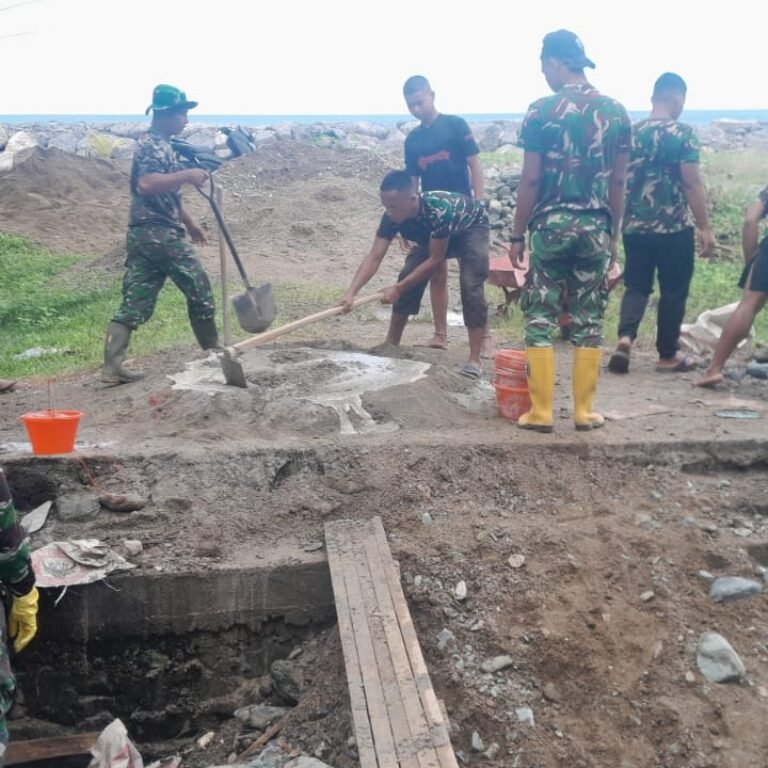 TNI AD dan Warga Gotong Royong Percepat Pembangunan Jembatan Aramco di Trumon Timur