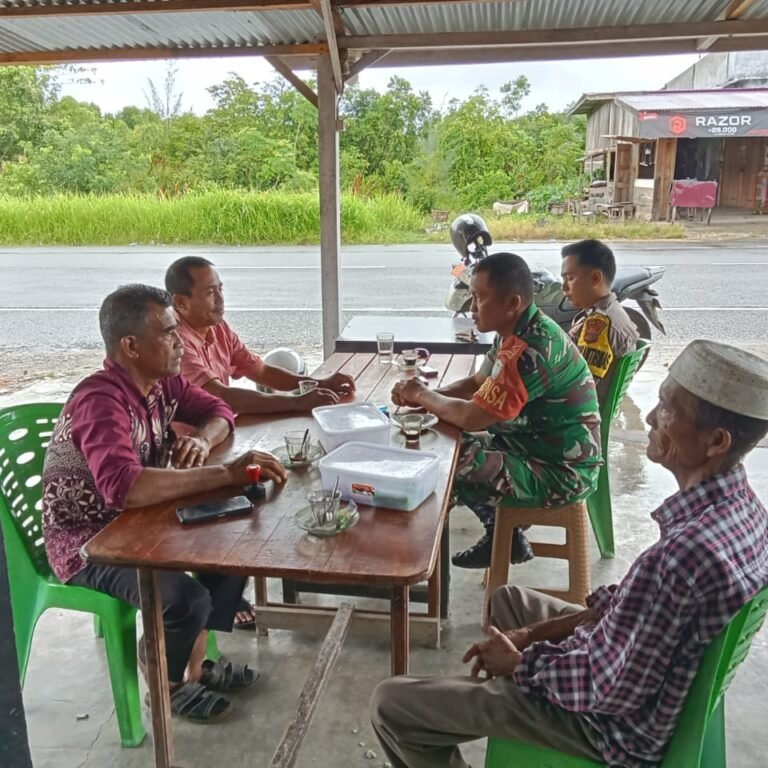 Babinsa Kodim 0114/Aceh Jaya Perkuat Kemanunggalan TNI-Rakyat Lewat Komsos Humanis di Warung Kopi