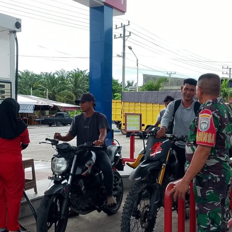 Babinsa Aceh Jaya Pastikan Distribusi BBM Aman dan Tepat Sasaran melalui Pemantauan Rutin di SPBU