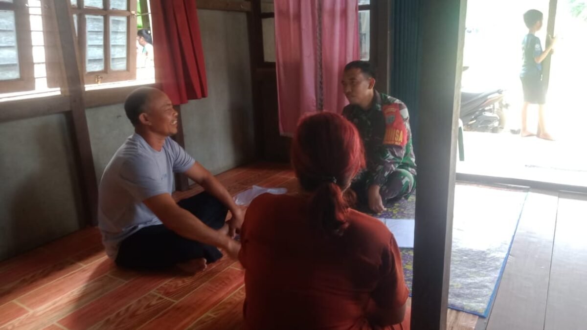 Babinsa Koramil 1203-04/Simpang Hulu Monitoring Wilayah dan Pererat Silaturahmi Melalui Komsos
