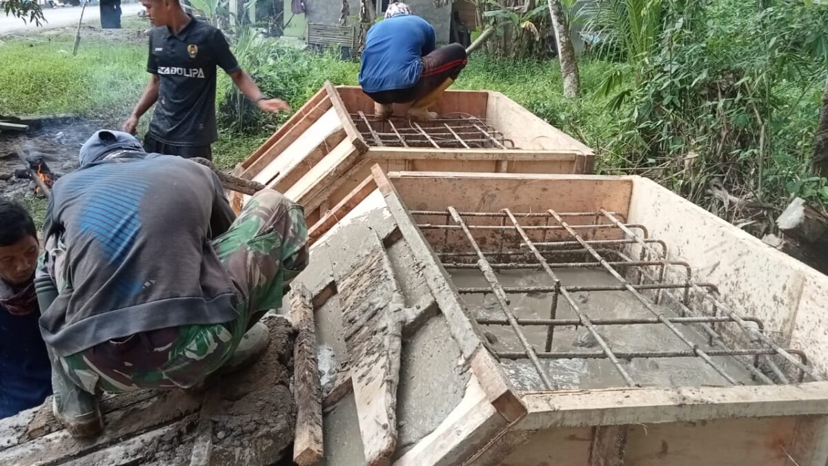 TNI Kodim 1003/HSS HSS dan Warga Bahu Membahu Bangun Jembatan Penghubung