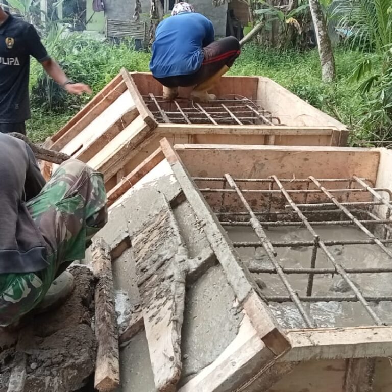 TNI Kodim 1003/HSS HSS dan Warga Bahu Membahu Bangun Jembatan Penghubung