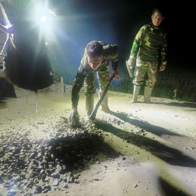 Hadapi Hujan dan Medan Berlumpur, Satgas TMMD 128 Kodim 1003/HSS Tetap Semangat Bangun Jalan