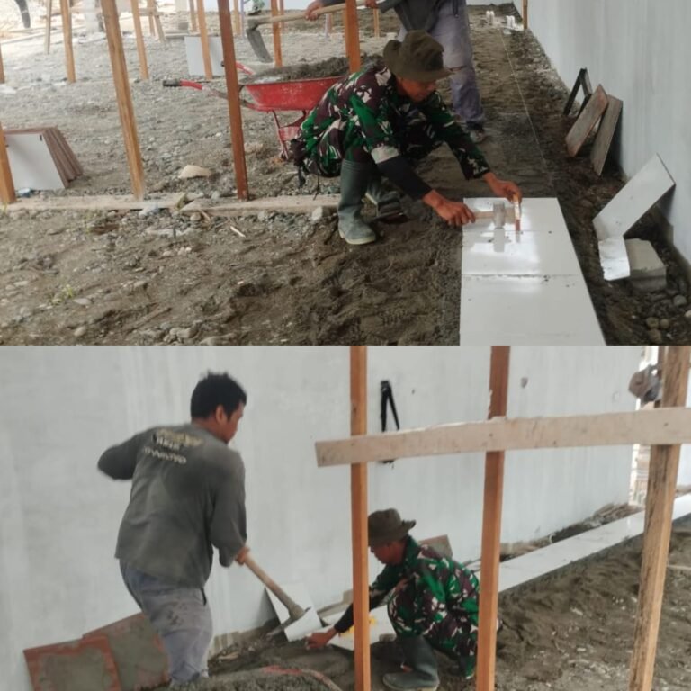 Babinsa Koramil 03/Kaway XVI Tunjukkan Kepedulian dengan Bantu Pasang Keramik Rumah Warga
