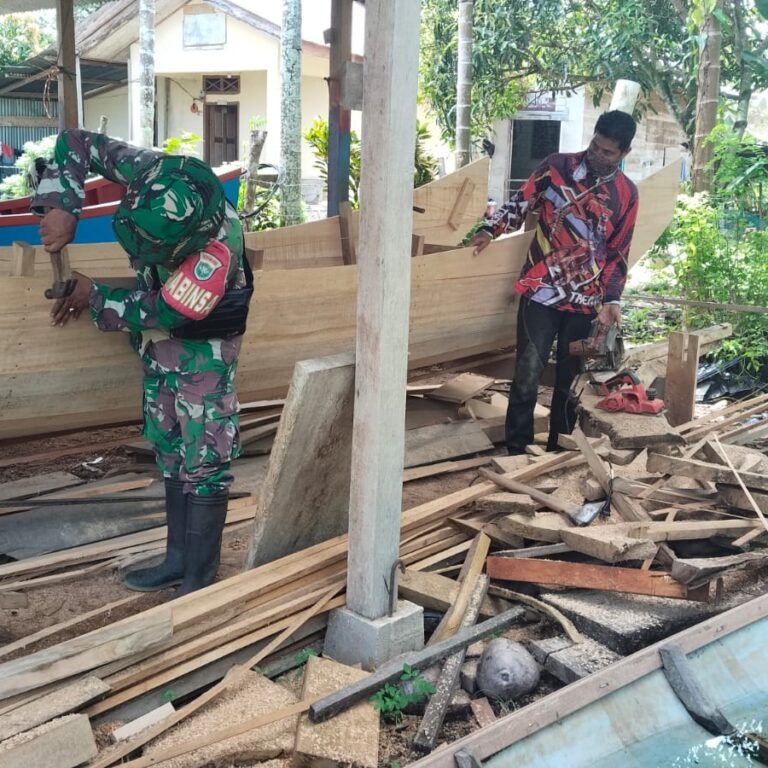 Babinsa Darul Hikmah Bantu Warga Membuat Perahu, Wujud Kepedulian TNI terhadap Ekonomi Masyarakat Pesisir