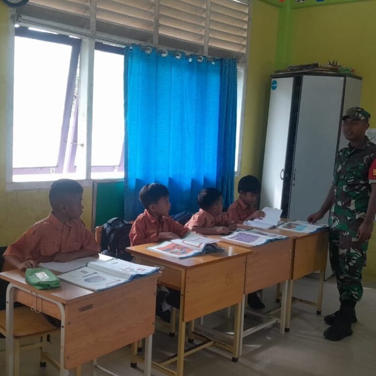 Babinsa Setia Bakti Tanamkan Nilai Pancasila kepada Pelajar SD untuk Perkuat Karakter Kebangsaan