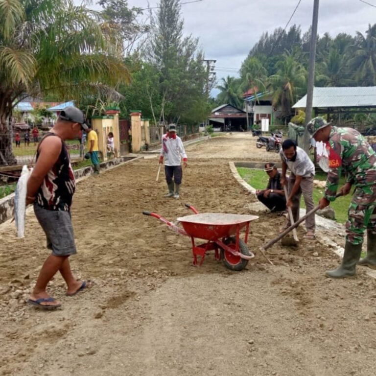 Babinsa Kodim 0115/Simeulue Ajak Warga Jaga Kebersihan Lingkungan melalui Gotong Royong