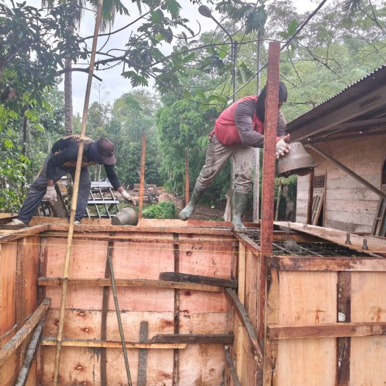 Semangat Kebersamaan Warnai Pengecoran Jembatan Garuda di Loksado
