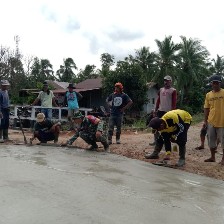 Babinsa Koramil 1203-13/MHS Gotong Royong Bantu Warga Perbaiki Jembatan Rusak di Sungai Besar