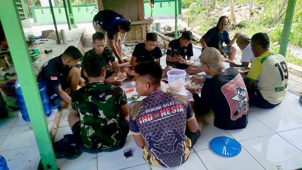 Makan Bersama di Lokasi Rehab Langgar, Bukti Kemanunggalan TNI dan Rakyat Melalui TMMD 128 Kodim 1003/HSS