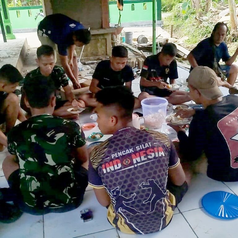 Makan Bersama di Lokasi Rehab Langgar, Bukti Kemanunggalan TNI dan Rakyat Melalui TMMD 128 Kodim 1003/HSS