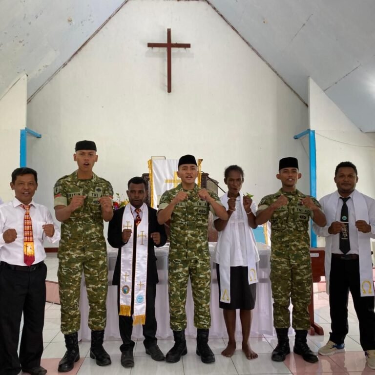 Yonif TP 859/RBK Tunjukkan Kepedulian Sosial Lewat Pembagian Nasi Kotak di Supiori