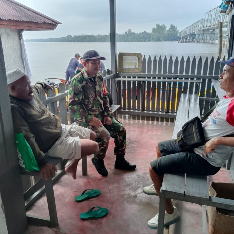 Tingkatkan Kedekatan dengan Warga, Babinsa Sungai Mata-Mata Laksanakan Komsos di Pasar Teluk Melano