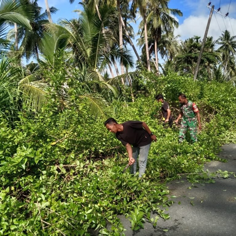 Semangat Gotong Royong, Babinsa dan Warga Simeulue Bersihkan Lingkungan Desa