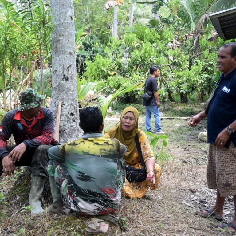 Bukan Cuma Bangun Jalan, Satgas TMMD 128 Kodim 1003/HSS Juga Sentuh Hati Warga Lewat Komsos