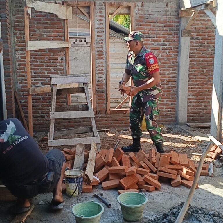 Babinsa Setia Bakti Bantu Pembangunan Rumah Warga, Wujud Kepedulian TNI kepada Masyarakat