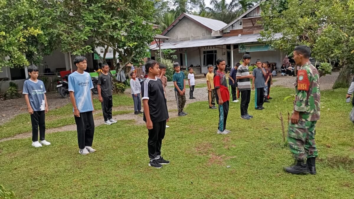 Babinsa Aceh Barat Bentuk Karakter Santri Lewat Pelatihan Baris-Berbaris