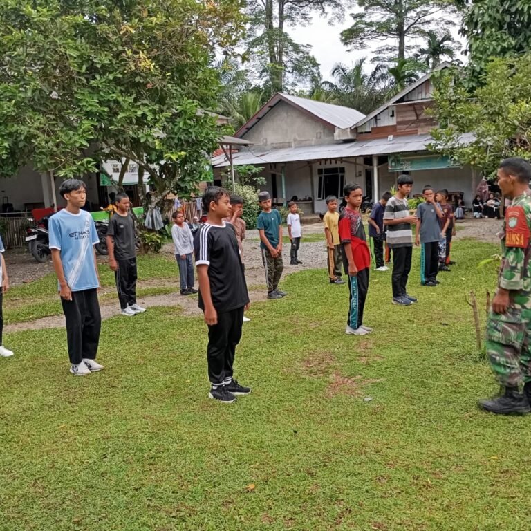 Babinsa Aceh Barat Bentuk Karakter Santri Lewat Pelatihan Baris-Berbaris