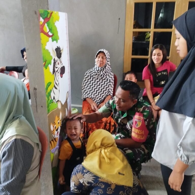 Babinsa Sertu Purwadi Dorong Kesadaran Kesehatan Warga Melalui Pendampingan Posyandu